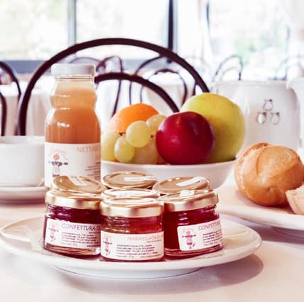 Nettari e piccole marmellate e confetture per la colazione in hotel o in agriturismo